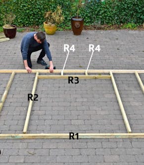Pihavaraston seinien kokoaminen Pihavaraston seinien kokoaminen